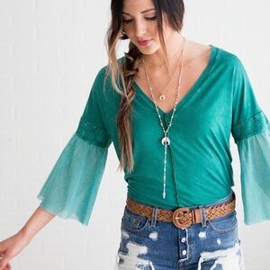 Gimmicks by Buckle Raw Edge Washed Top